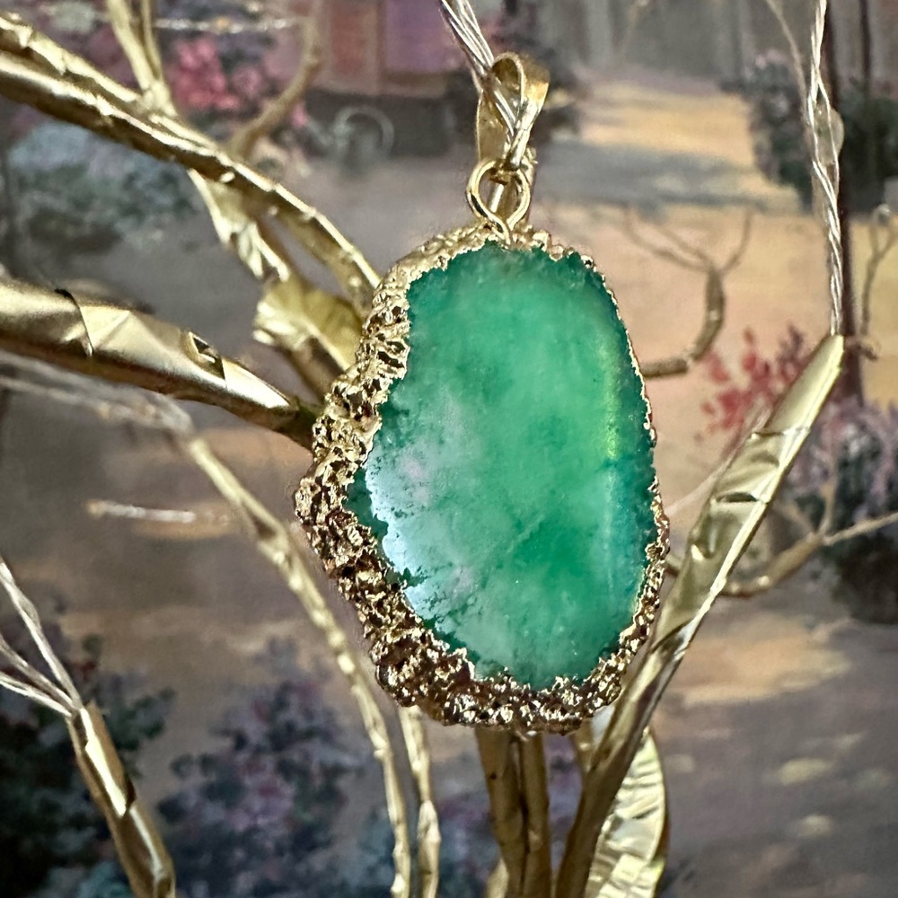 📦 REDUCED! Natural Green Stone Crafted Pendant